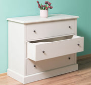 Fenyőfából készült, festett, fehér színű három fiókos komód.