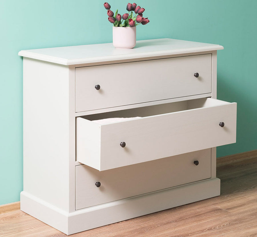 Fenyőfából készült, festett, fehér színű három fiókos komód.