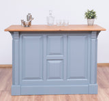 Fenyőfából készült, szürke színű bárpult natúr színű tölgyfa fedlappal.