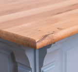 Fenyőfából készült, szürke színű bárpult natúr színű tölgyfa fedlappal.