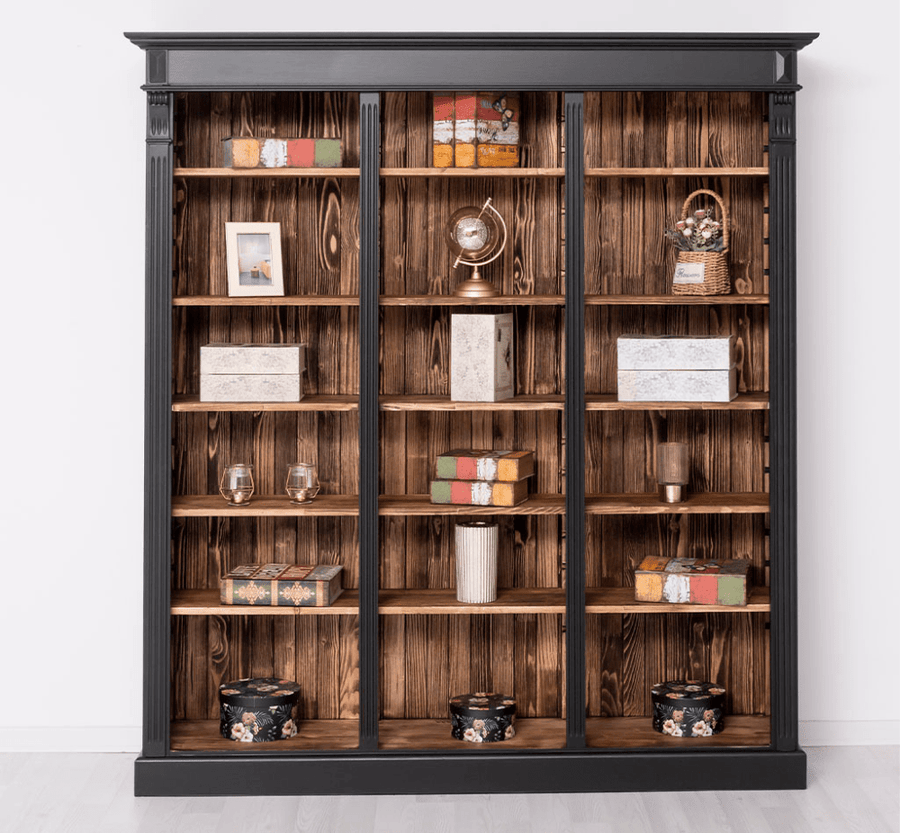 Klasszikus stílusú, háromosztatú fenyő könyvszekrény, állítható polcokkal. Színe fekete és pácolt barna