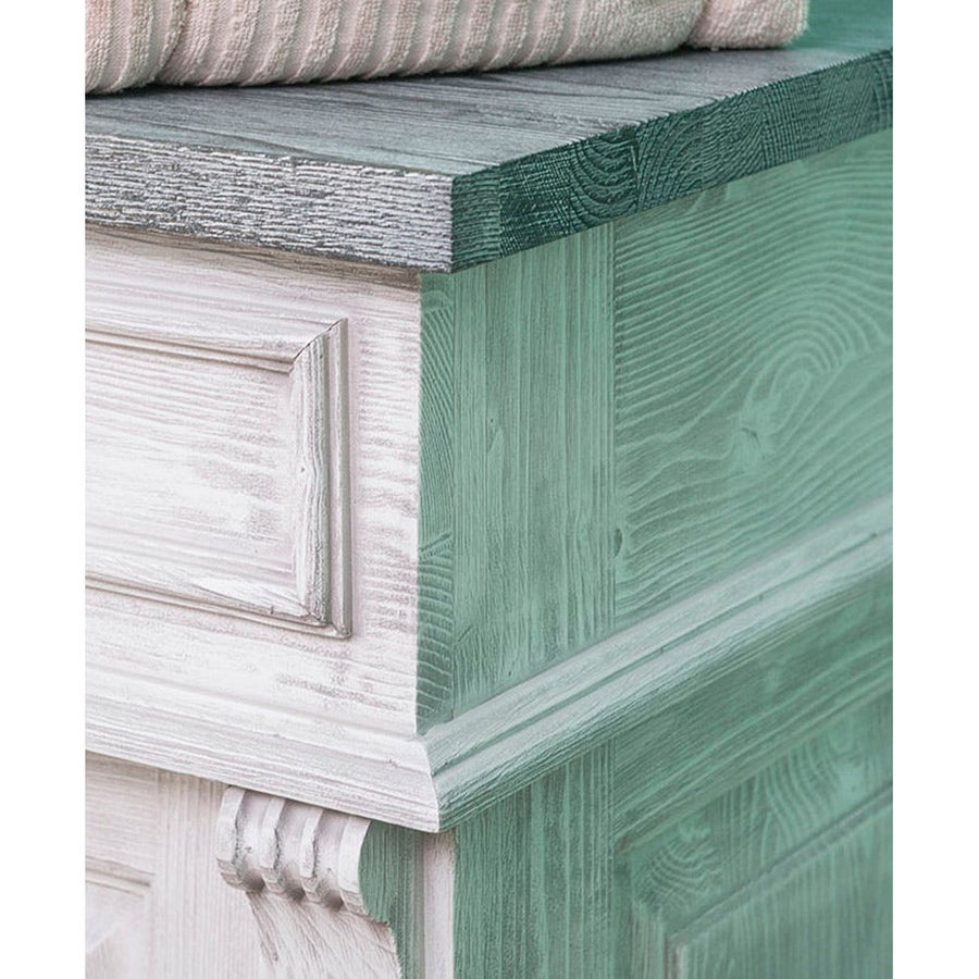 Klasszikus stílusú, fenyőfából készült, fehér és szürke színű mosdószekrény részlet kép.