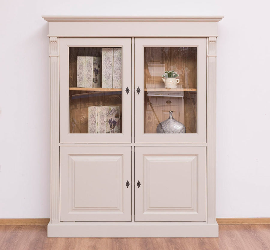 Fenyőfából készült vitrines könyvszekrény. Festett és waxolt, krémszínű és natúr barna.