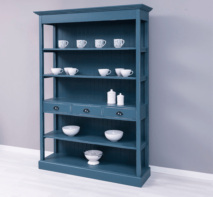 Klasszikus stílusú könyvespolc öt polccal és három fiókkal. Színe antikolt sötétkék.