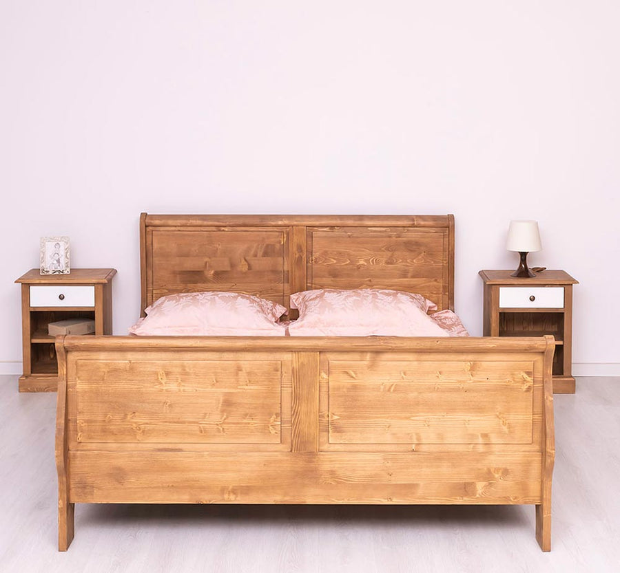 160 x 200 centiméteres, fenyőfából készült franciaágy ágykeret. Viaszolt, natúr színű.