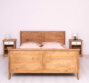 180 x 200 centiméteres, fenyőfából készült franciaágy ágykeret. Viaszolt, natúr színű.