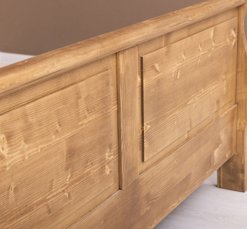 160 x 200 centiméteres, fenyőfából készült franciaágy ágykeret. Viaszolt, natúr színű.