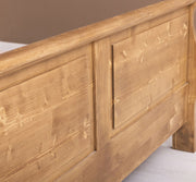 180 x 200 centiméteres, fenyőfából készült franciaágy ágykeret. Viaszolt, natúr színű.