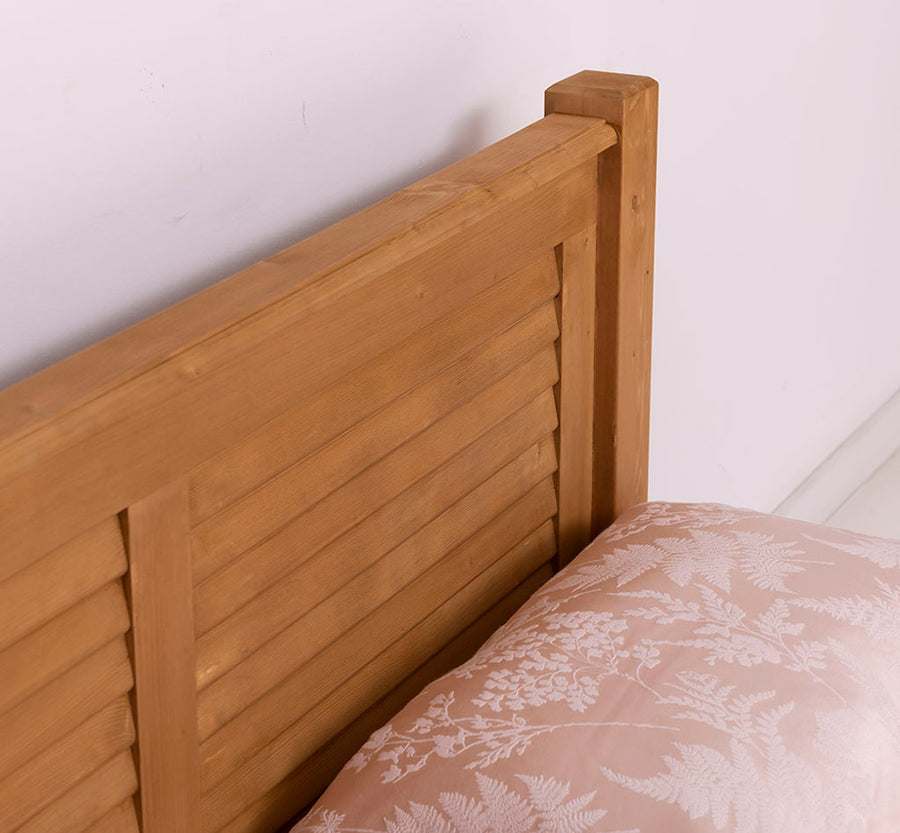 140 x 200 centiméteres, fenyőfából készült ágykeret. Viaszolt, natúr színű.