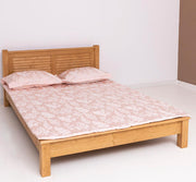 140 x 200 centiméteres, fenyőfából készült ágykeret. Viaszolt, natúr színű.