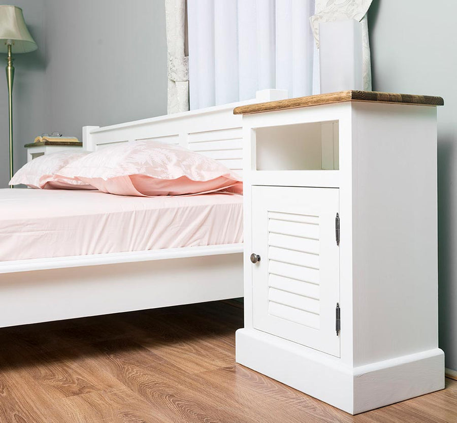 Klasszikus stílusú, antikolt fehér színű éjjeliszekrény natúr színű tölgy fedlappal, zsalugáteres ajtóval.