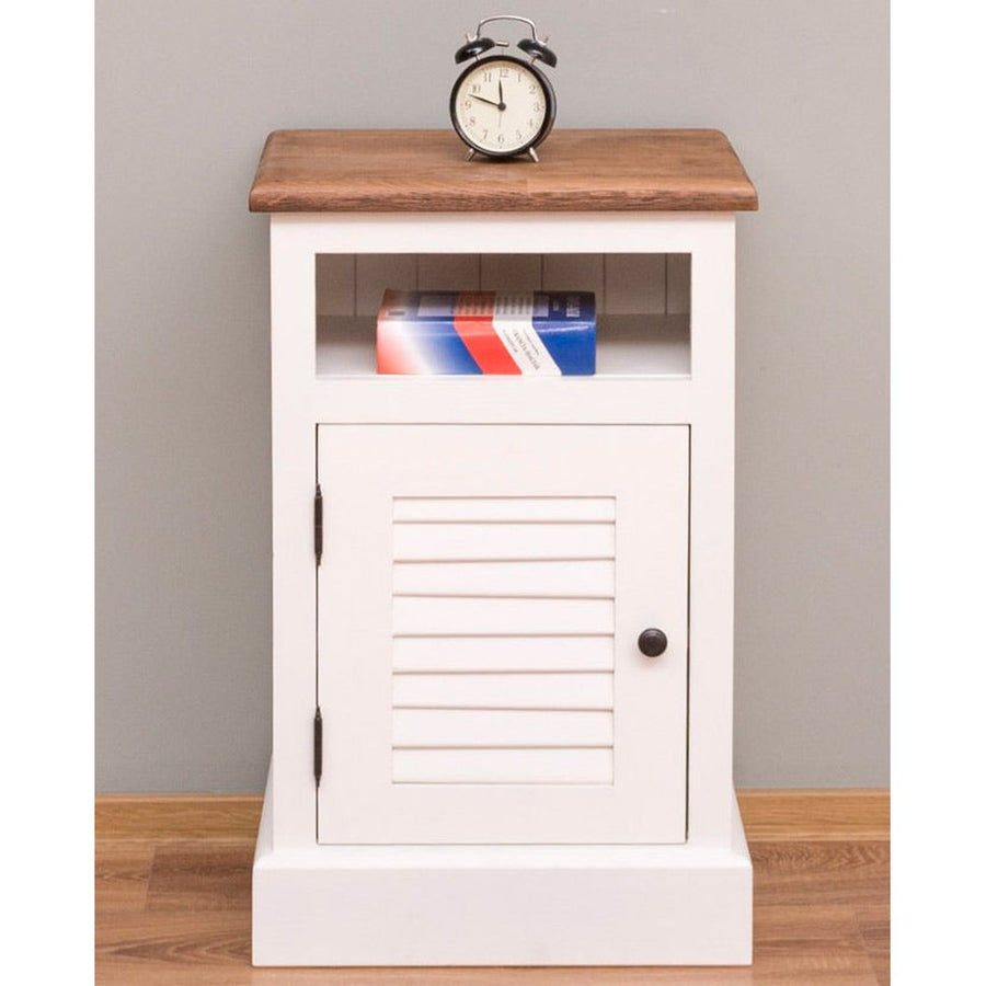 Klasszikus stílusú, antikolt fehér színű éjjeliszekrény natúr színű tölgy fedlappal, zsalugáteres ajtóval.