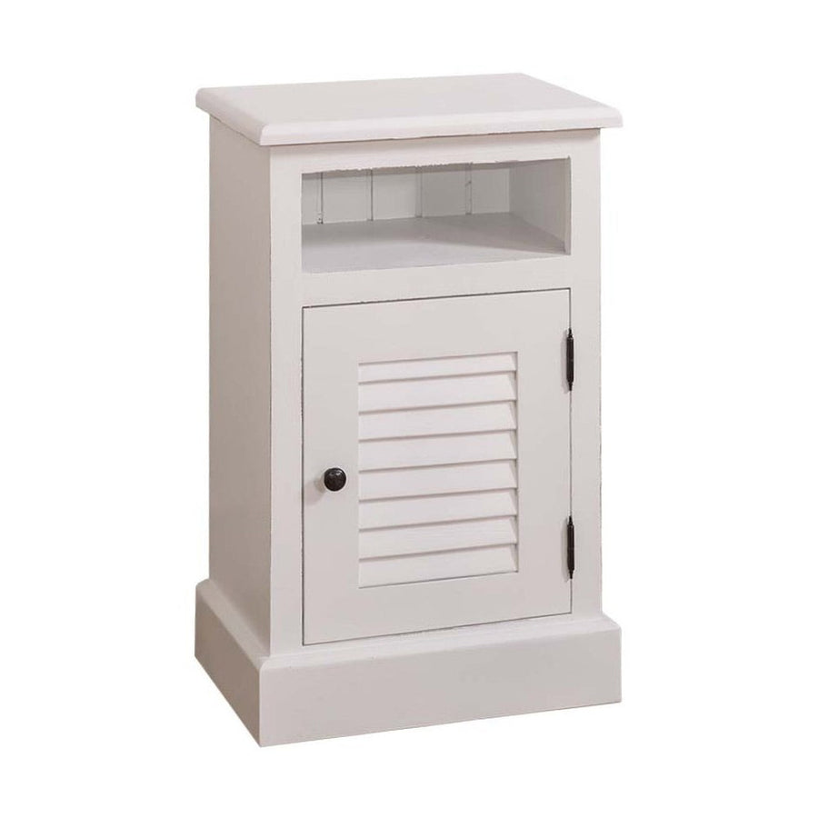 Klasszikus stílusú, antikolt fehér színű éjjeliszekrény zsalugáteres ajtóval.