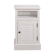 Klasszikus stílusú, antikolt fehér színű éjjeliszekrény zsalugáteres ajtóval.