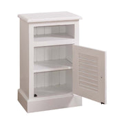 Klasszikus stílusú, antikolt fehér színű éjjeliszekrény zsalugáteres ajtóval.