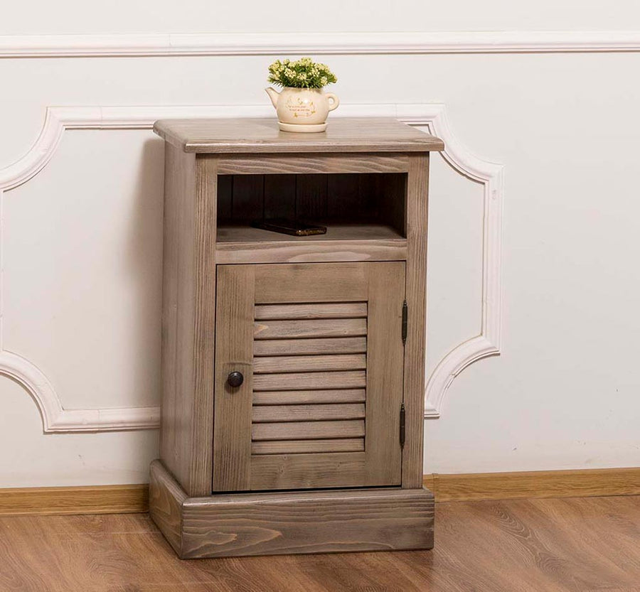 Klasszikus stílusú, pácolt, mélycsiszolt éjjeliszekrény zsalugáteres ajtóval.