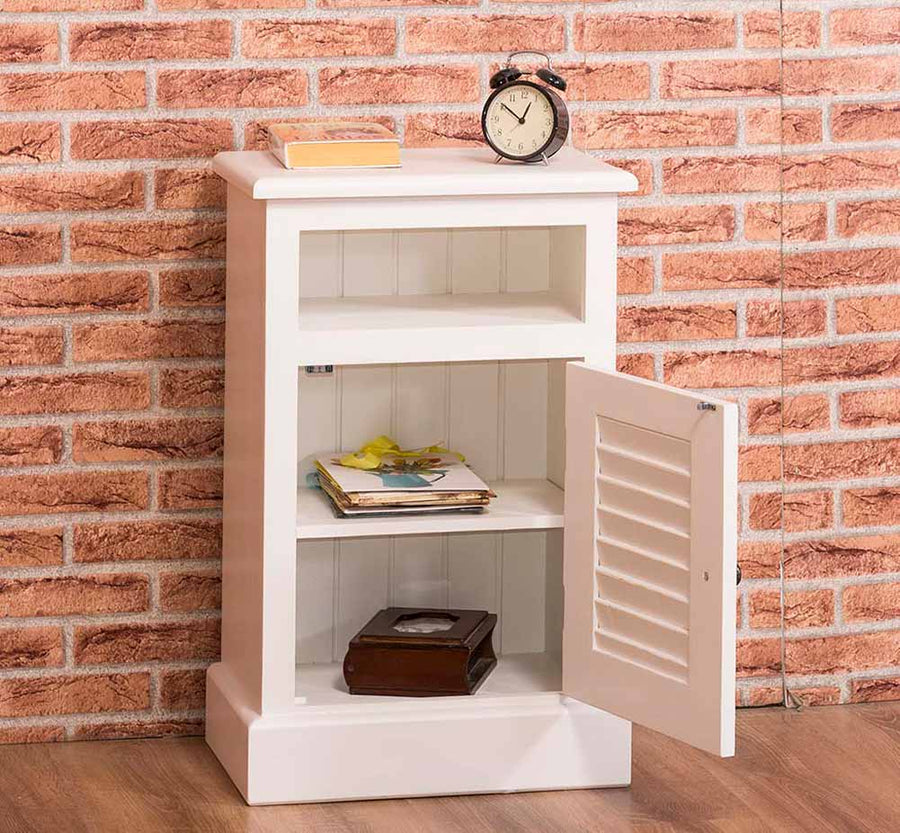 Klasszikus stílusú, antikolt fehér színű éjjeliszekrény zsalugáteres ajtóval.