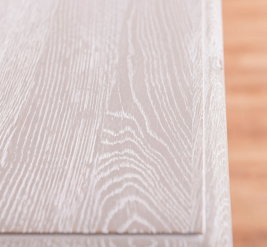 Vidéki stílusú, fehér színű, tömör fenyőfából készült étkezőasztal, szürke színű, olajozott tölgy fedalappal.