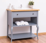 Klasszikus stílusú, szürke színű mosdószekrény, natúr színű fedlappal.