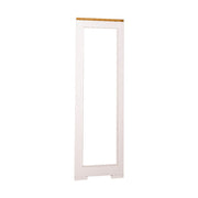 Keskeny formájú, fehér színű fenyőfakeretes fali tükör.