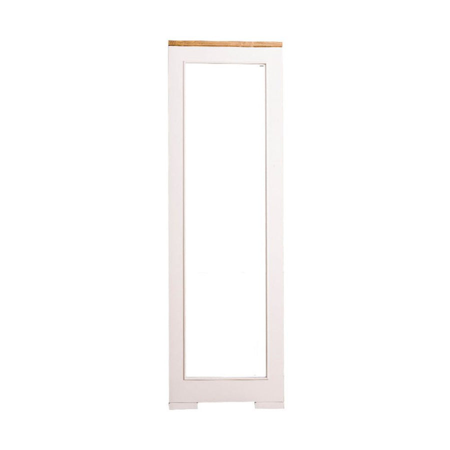 Keskeny formájú, fehér színű fenyőfakeretes fali tükör.