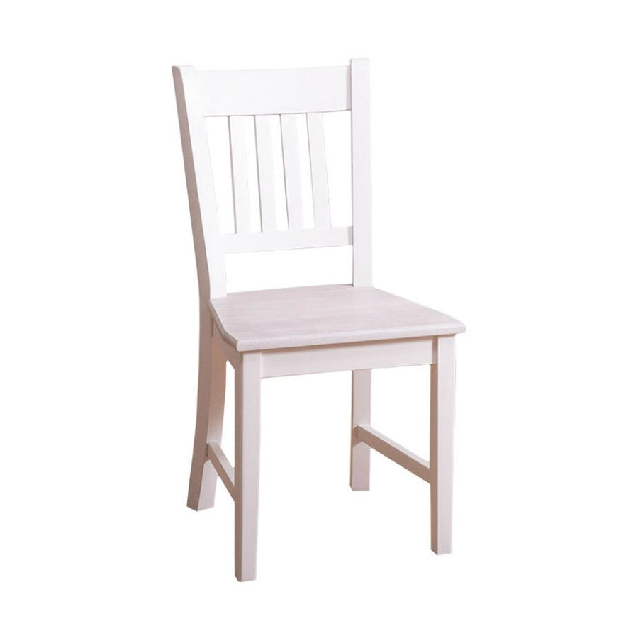 Klasszikus stílusú, fehér színű, fenyőfából készült étkezőszék.