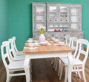 Vidéki stílusú étkező, tálalóval, érkezőasztallal és hat darab fehér színű étkezőszékkel.