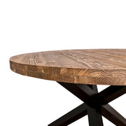 Kortárs stílusú, formatervezett, fenyőfa étkezőasztal egyedi formájú lábakkal. Asztallap színe natúr, lábak színe fekete.