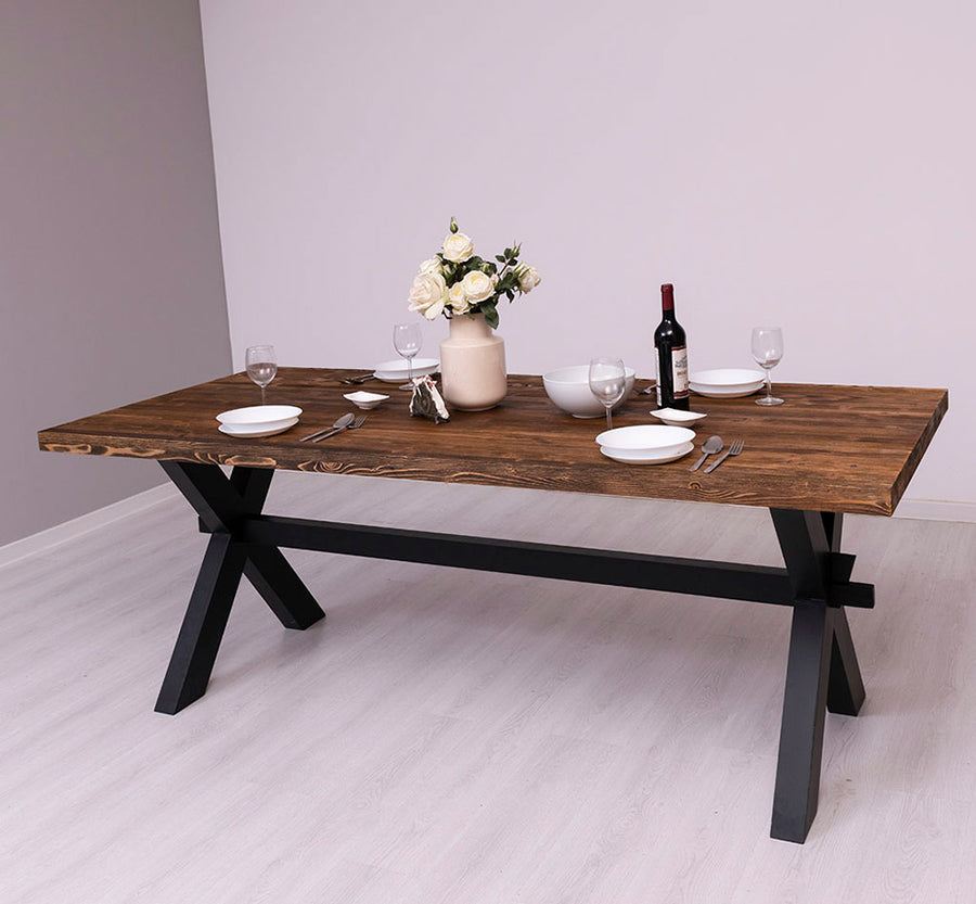 Rusztikus, X-lábú fenyőfa étkezőasztal. Színe: fekete és pácolt natúr.