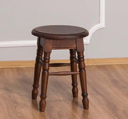 Klasszikus, kerek ülőfelülettel rendelkező hokedli, dekoratív, faragott lábakkal.