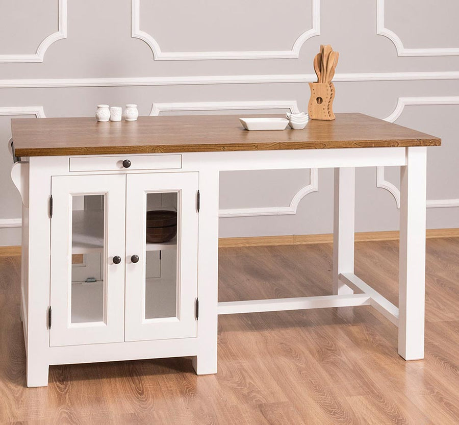 Vidéki stílusú, tömör fenyőből készült, fehér színű konyhasziget reggelizőpulttal és natúr színű pácolt fedlappal.