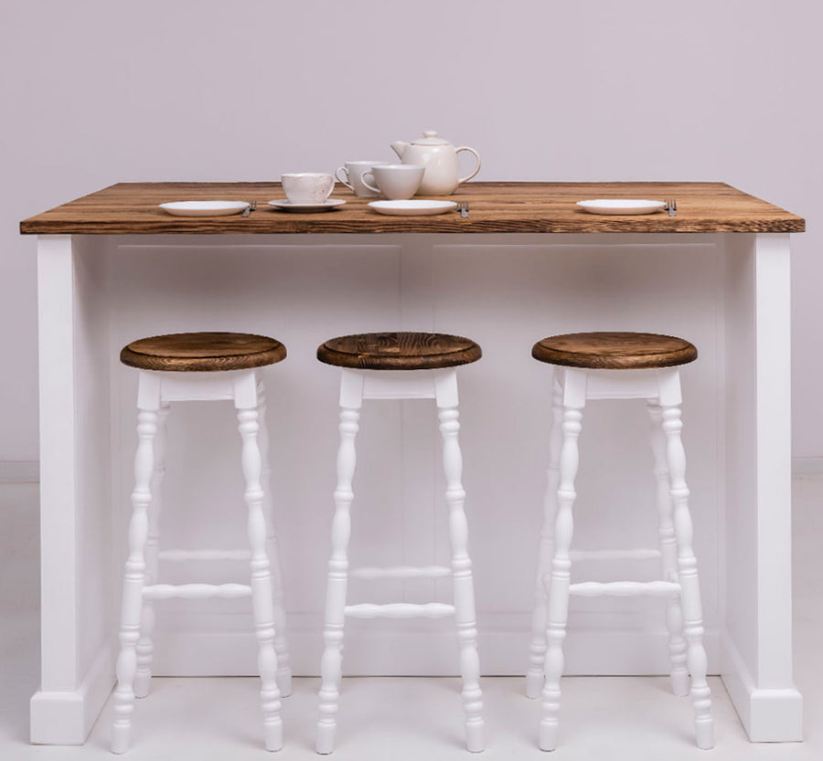 Fenyőfa konyhasziget tölgyfalappal reggelizőpulttal. Fehér és natúr színű.