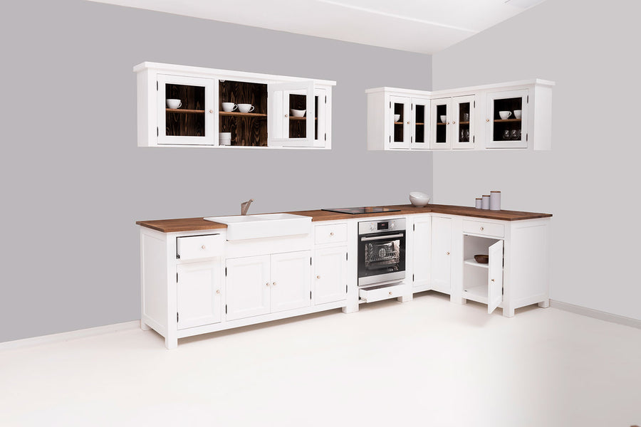 7 elemes fenyőfa konyhaszekrény, beépített kerámia kagylóval és csapteleppel.