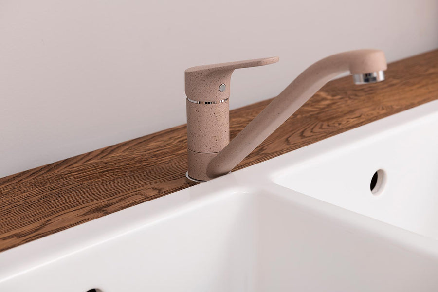 7 elemes fenyőfa konyhaszekrény beépített homokbézs színű csaptelep részlete.