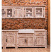 Öt elemes fenyőfa konyhaszekrény tölgyfalappal, beépített kerámia kagylóval és csapteleppel.