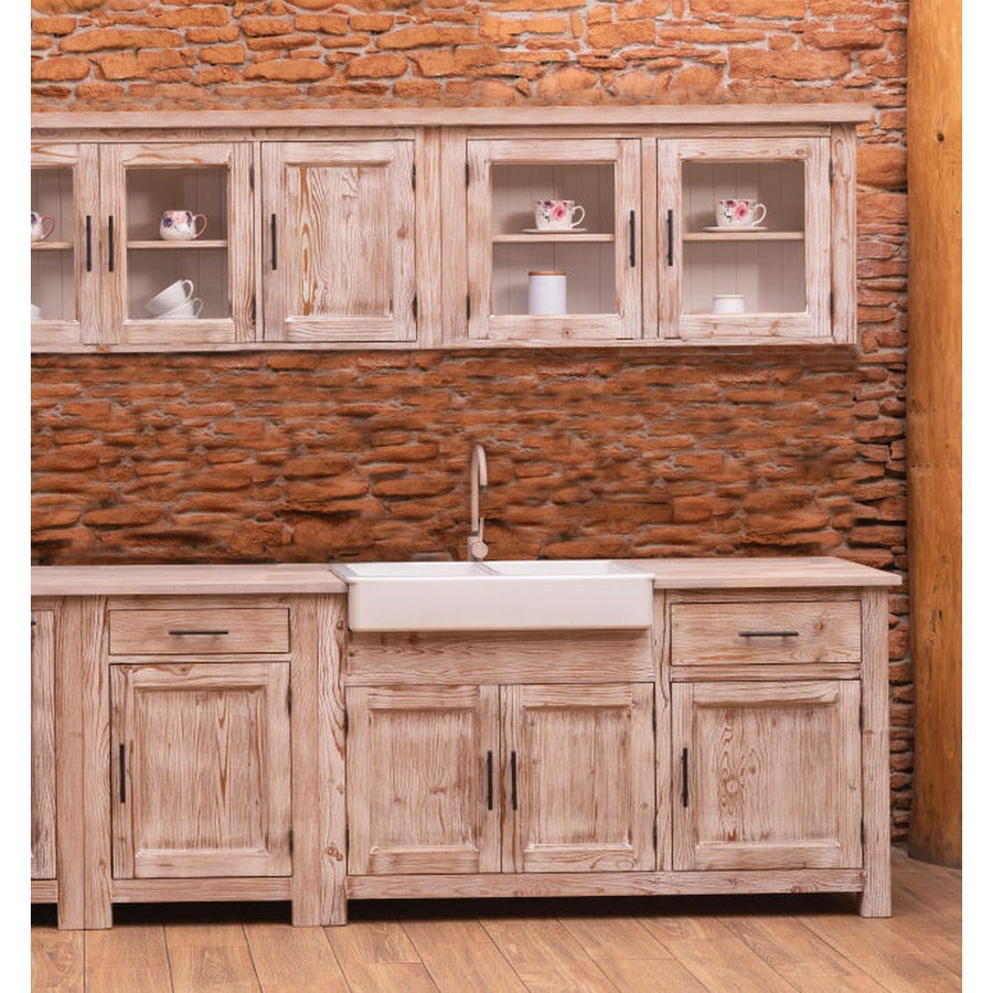 Öt elemes fenyőfa konyhaszekrény tölgyfalappal, beépített kerámia kagylóval és csapteleppel.