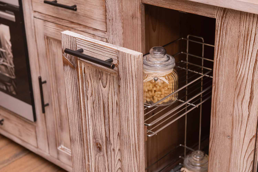 Öt elemes fenyőfa konyhaszekrény kihúzható jolly kosaras eleme.