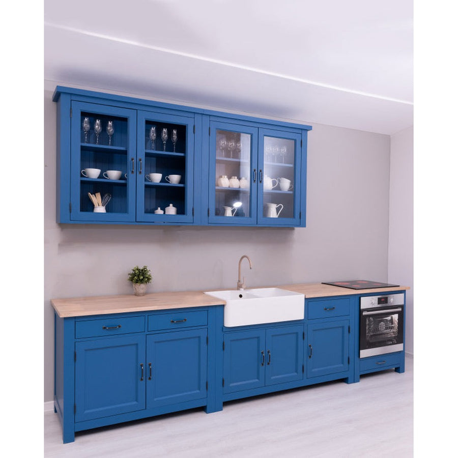 Öt elemes fenyőfa konyhaszekrény tölgyfalappal, beépített kerámia kagylóval és csapteleppel.