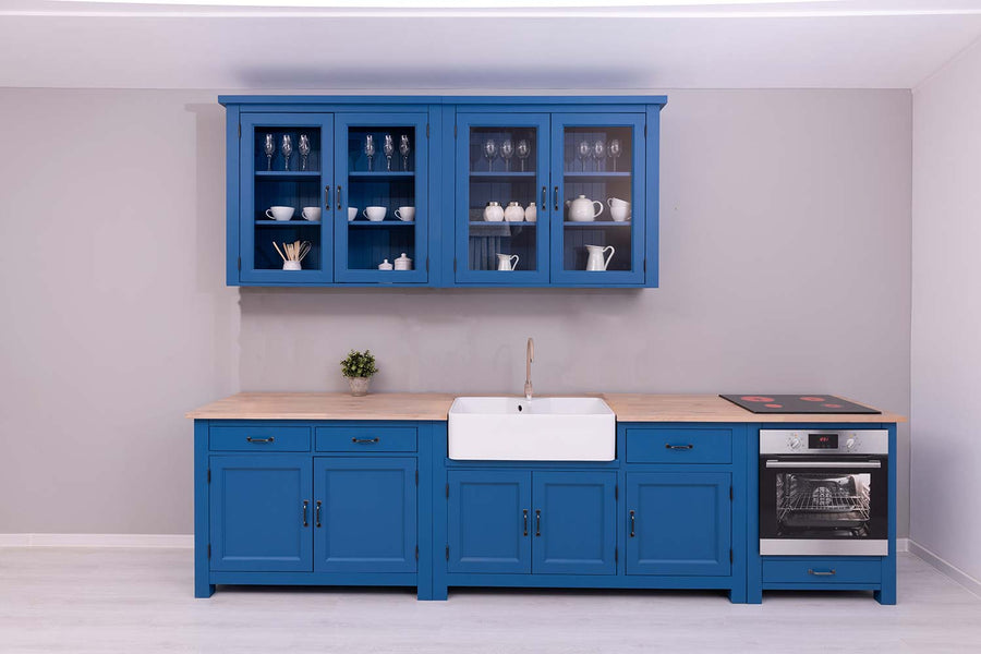 Öt elemes fenyőfa konyhaszekrény tölgyfalappal, beépített kerámia kagylóval és csapteleppel.