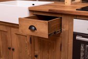 Hat elemes fenyőfa konyhaszekrény fiók részlete.