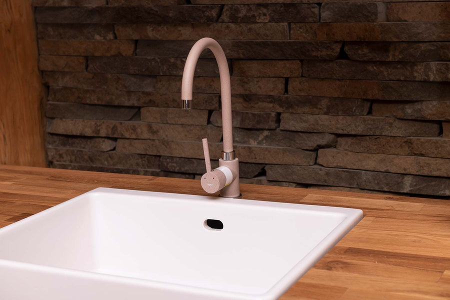 Hat elemes fenyőfa konyhaszekrény kerámia kagyló és csaptelep részlete.