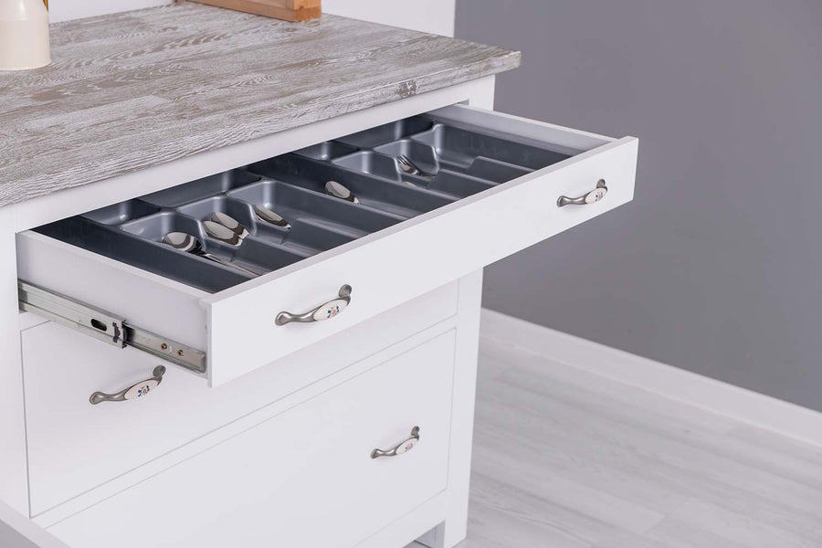 Hat elemes fenyőfa konyhaszekrény beépített evőeszköztartó részlete.