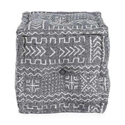 Törzsi stílusú, geometriai mintákkal díszített vászonnal kárpitozott puff.