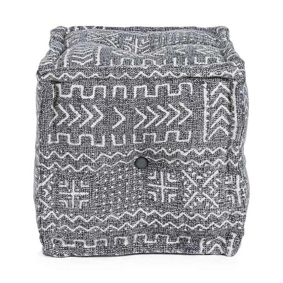Törzsi stílusú, geometriai mintákkal díszített vászonnal kárpitozott puff.