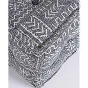 Törzsi stílusú, geometriai mintákkal díszített vászonnal kárpitozott puff.