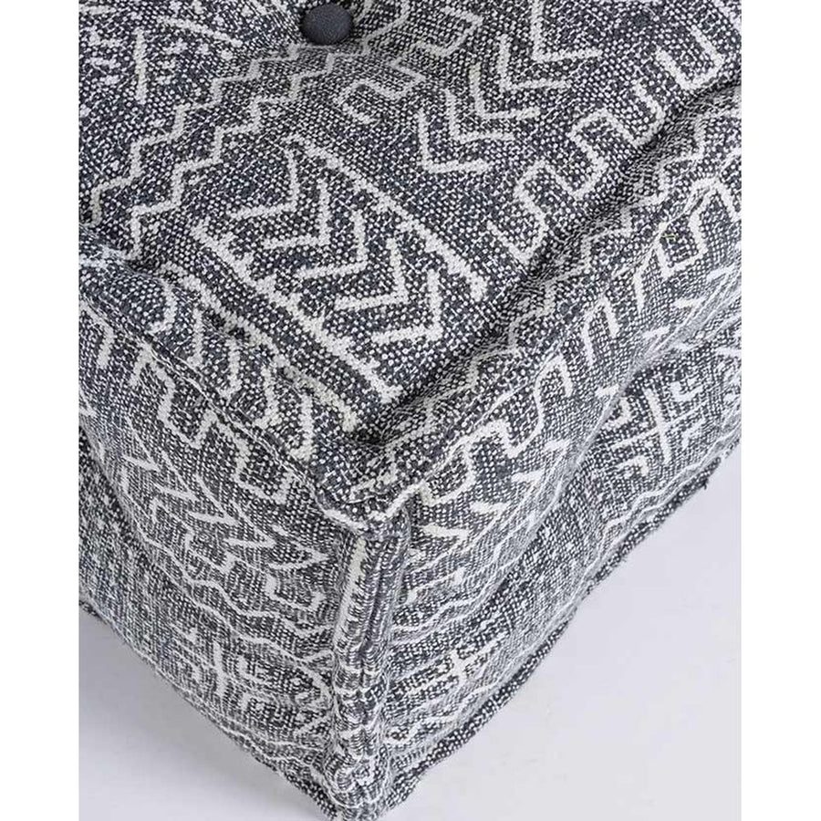 Törzsi stílusú, geometriai mintákkal díszített vászonnal kárpitozott puff.