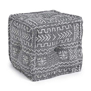 Törzsi stílusú, geometriai mintákkal díszített vászonnal kárpitozott puff.