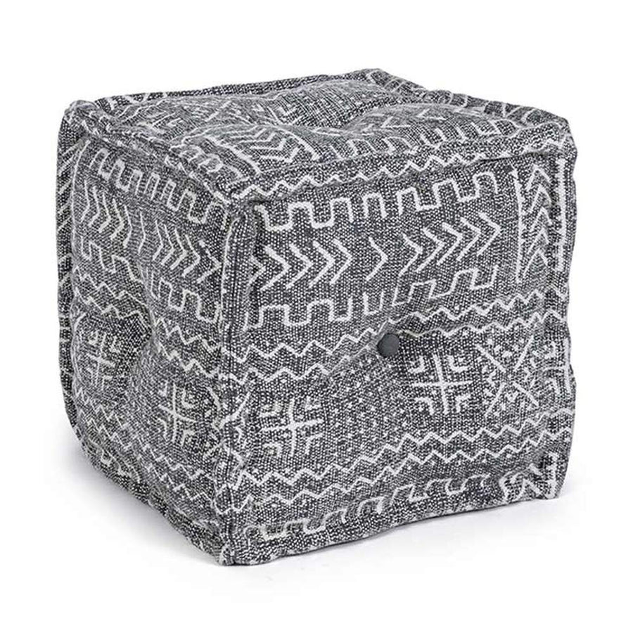 Törzsi stílusú, geometriai mintákkal díszített vászonnal kárpitozott puff.