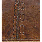 A bőrfelületet megerősítő varrás és bőrszalag díszíti.