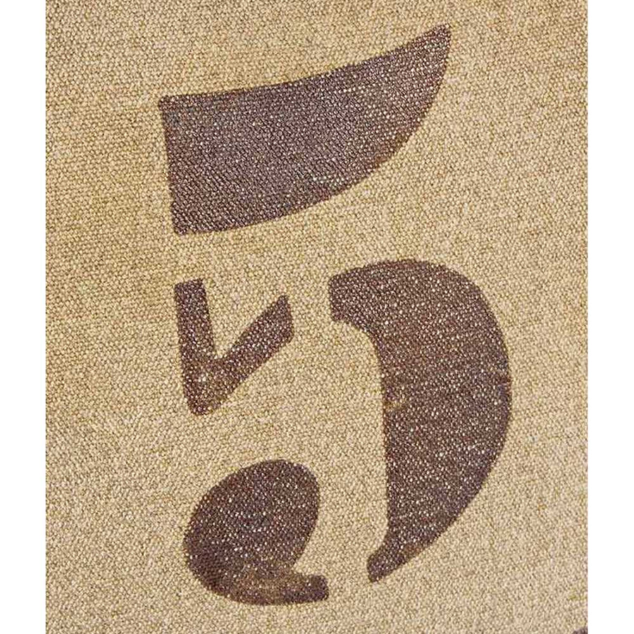 A puffot feliratok díszítik.